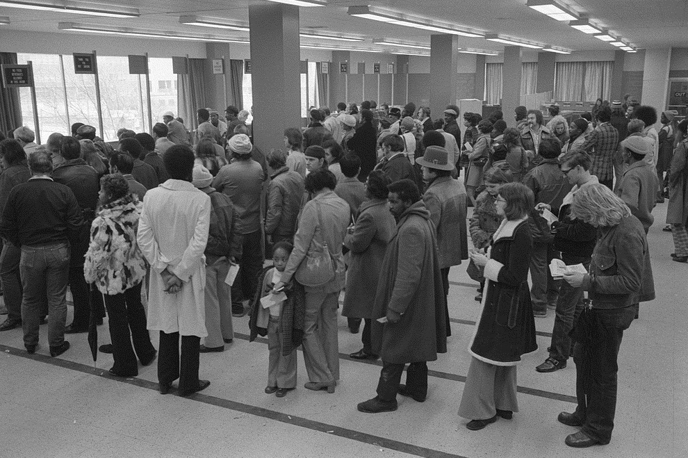 Lines of people at the Baltimore City Welfare Office, Maryland (1975), Library of Congress.